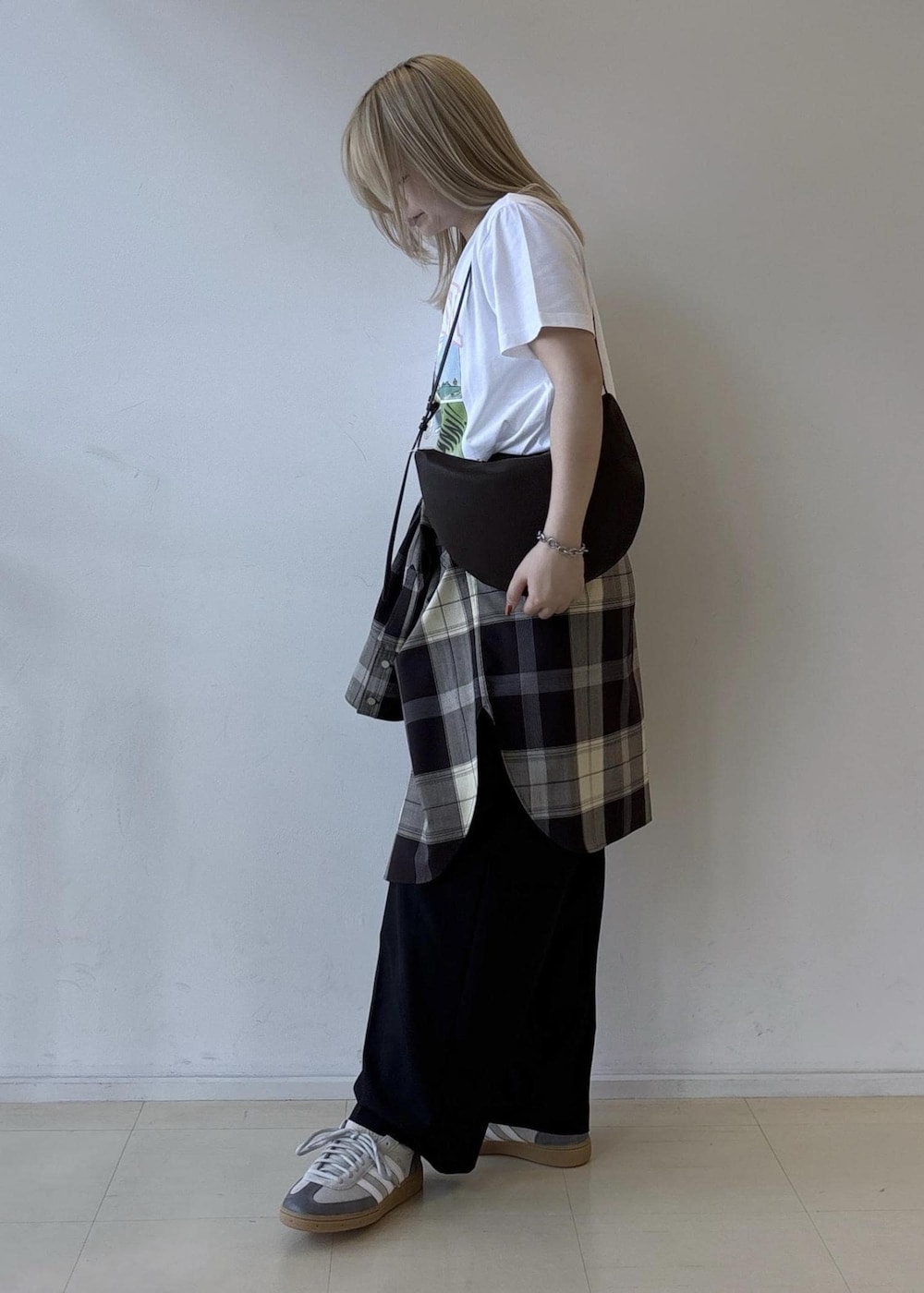 ホワイト系のTシャツ/カットソー、ブラウン系のショルダーバッグ、ブラウン系のシャツ/ブラウスを着用したレディースの夏コーディネートの2枚目の写真