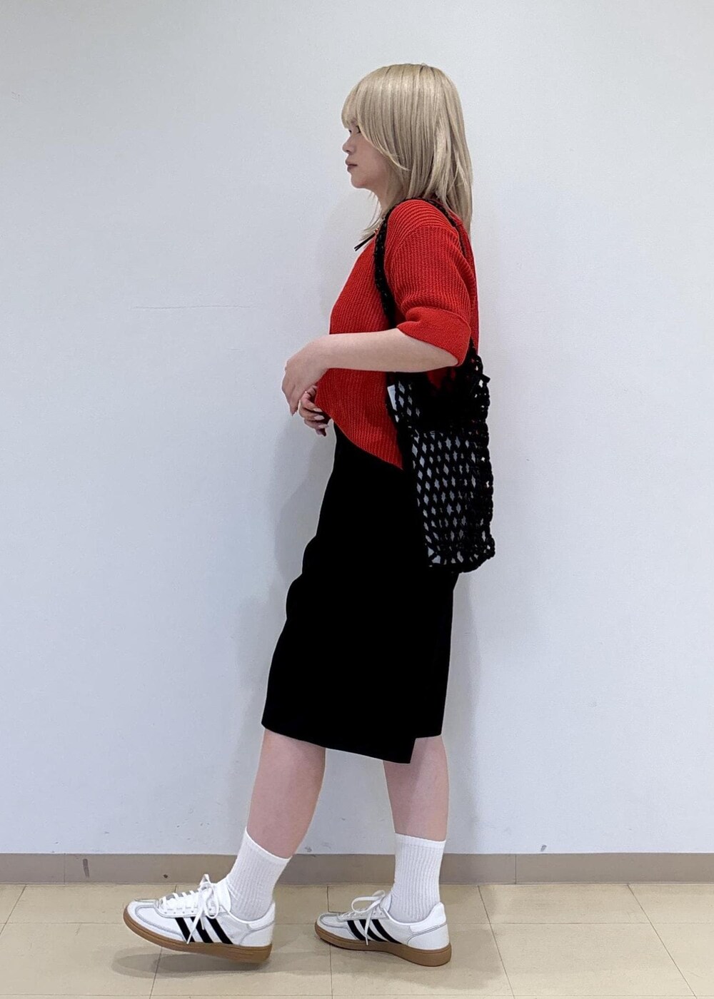 ブラック系のトートバッグ、ブラック系のその他パンツ、レッド系のニット/セーターを着用したレディースの春コーディネートの2枚目の写真