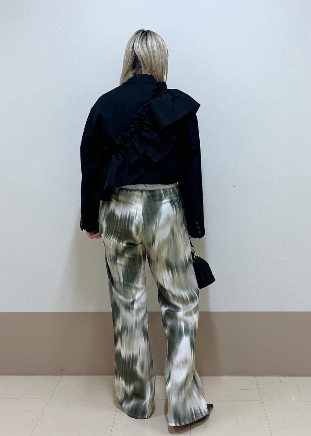 ブラック系のワンピース、ブラック系のその他シューズ、ベージュ系のその他パンツを着用したレディースの春コーディネートの4枚目の写真