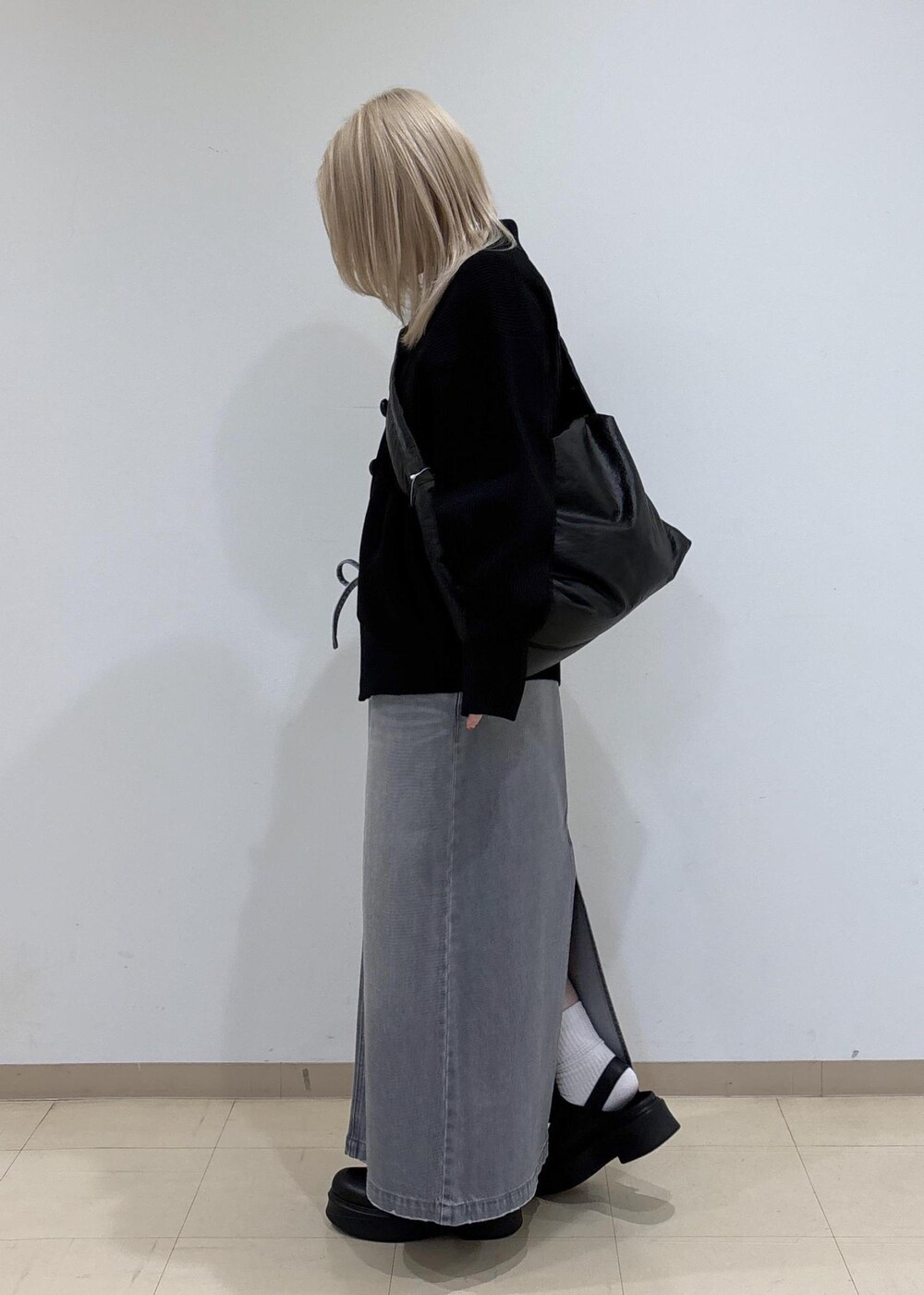 ブラック系のサンダル、ブラック系のカーディガン/ボレロ、ブラック系のショルダーバッグを着用したレディースの秋コーディネートの2枚目の写真
