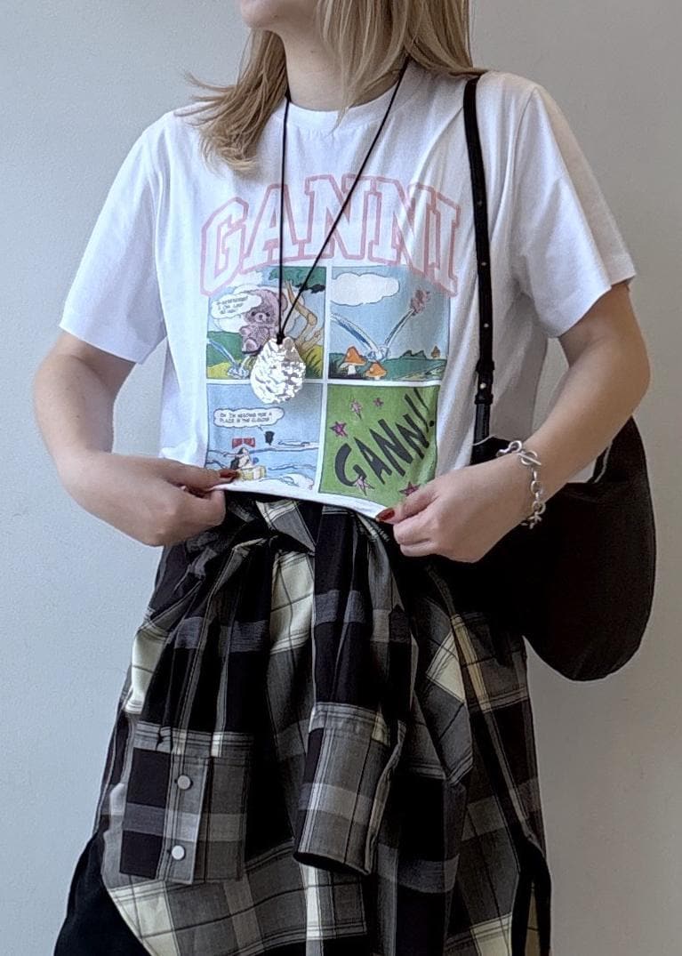 ホワイト系のTシャツ/カットソー、ブラウン系のショルダーバッグ、ブラウン系のシャツ/ブラウスを着用したレディースの夏コーディネートの5枚目の写真