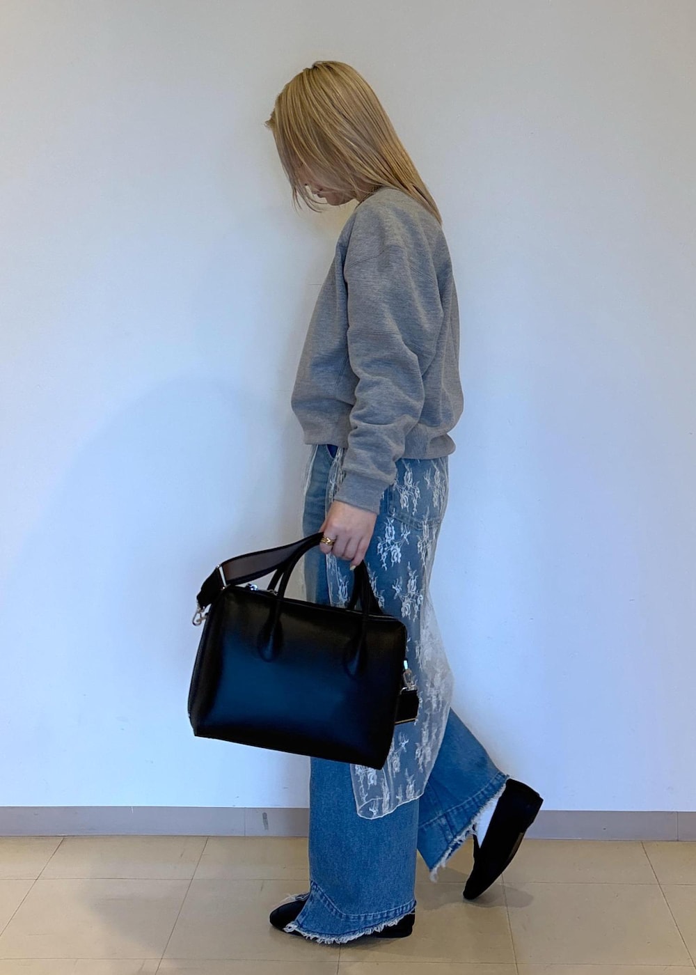 ホワイト系のTシャツ/カットソー、ブラック系のレインシューズ、グレー系のスウェットを着用したレディースの冬コーディネートの2枚目の写真