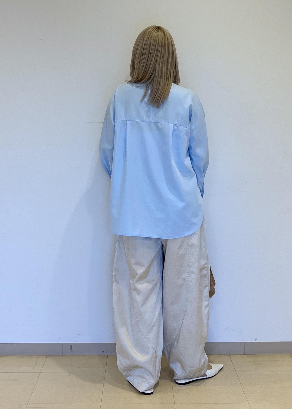 ホワイト系のパンプス、ホワイト系のその他パンツ、ブルー系のシャツ/ブラウスを着用したレディースの春コーディネートの3枚目の写真