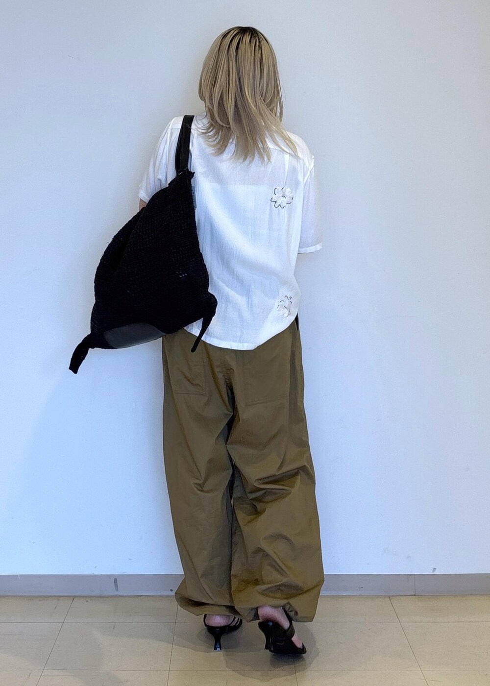 ブラック系のサンダル、ブラック系のその他パンツ、ホワイト系のシャツ/ブラウスを着用したレディースの春コーディネートの3枚目の写真