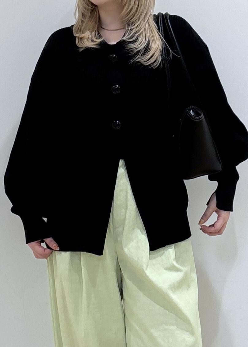 ブラック系のカーディガン/ボレロ、ブラック系のブーツ、グリーン系のその他パンツを着用したレディースの秋コーディネートの5枚目の写真