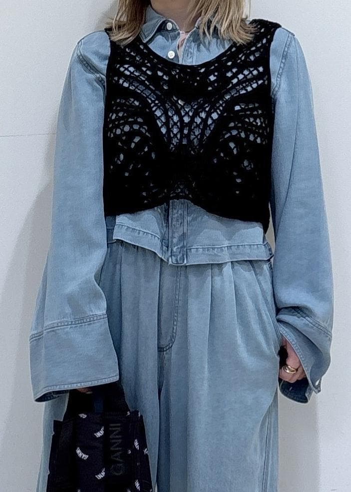 ブラック系のサンダル、ブルー系のシャツ/ブラウス、ブルー系のデニムパンツを着用したレディースの春コーディネートの6枚目の写真