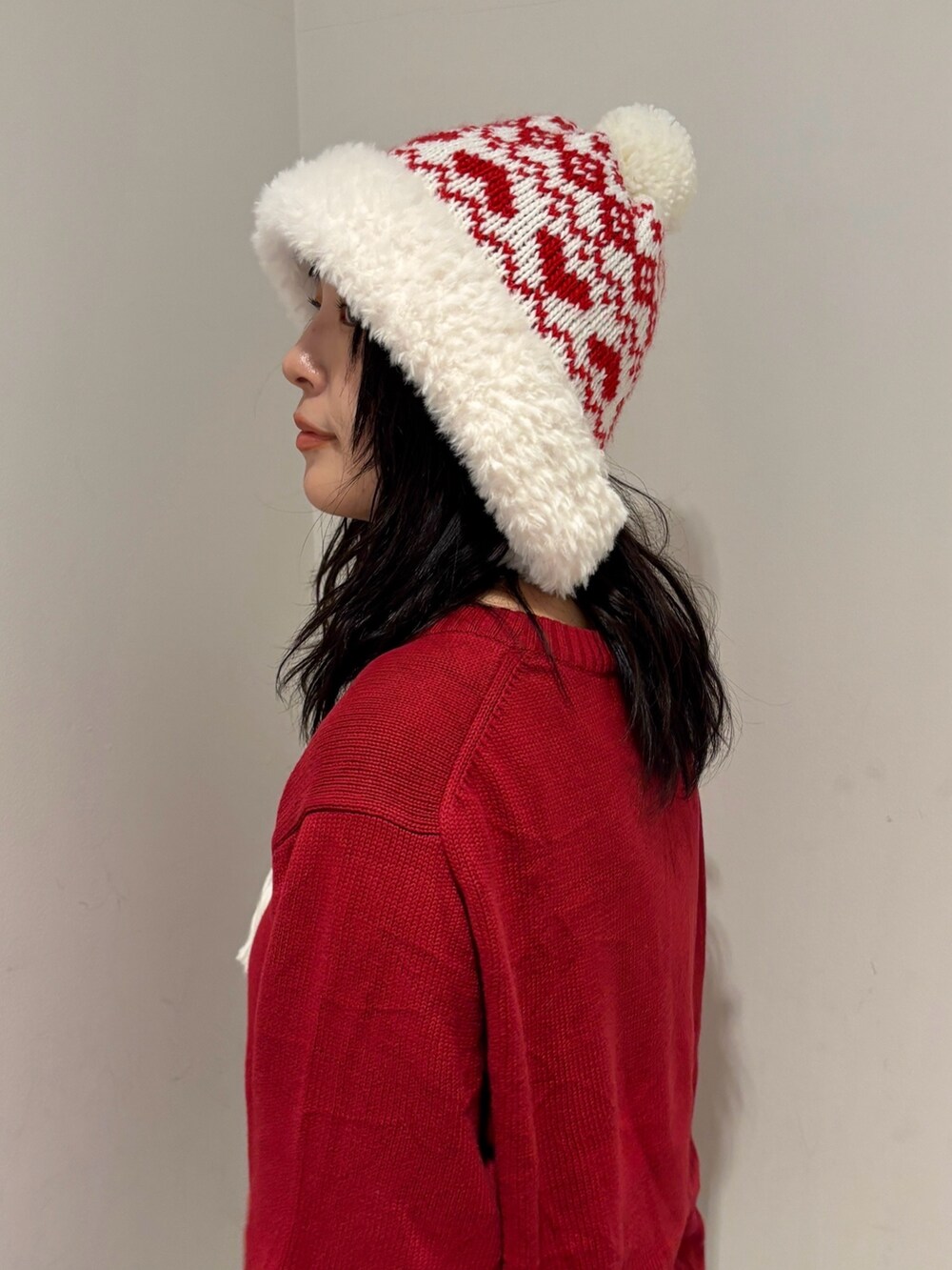 ホワイト系のハットを着用したレディースの秋コーディネートの3枚目の写真