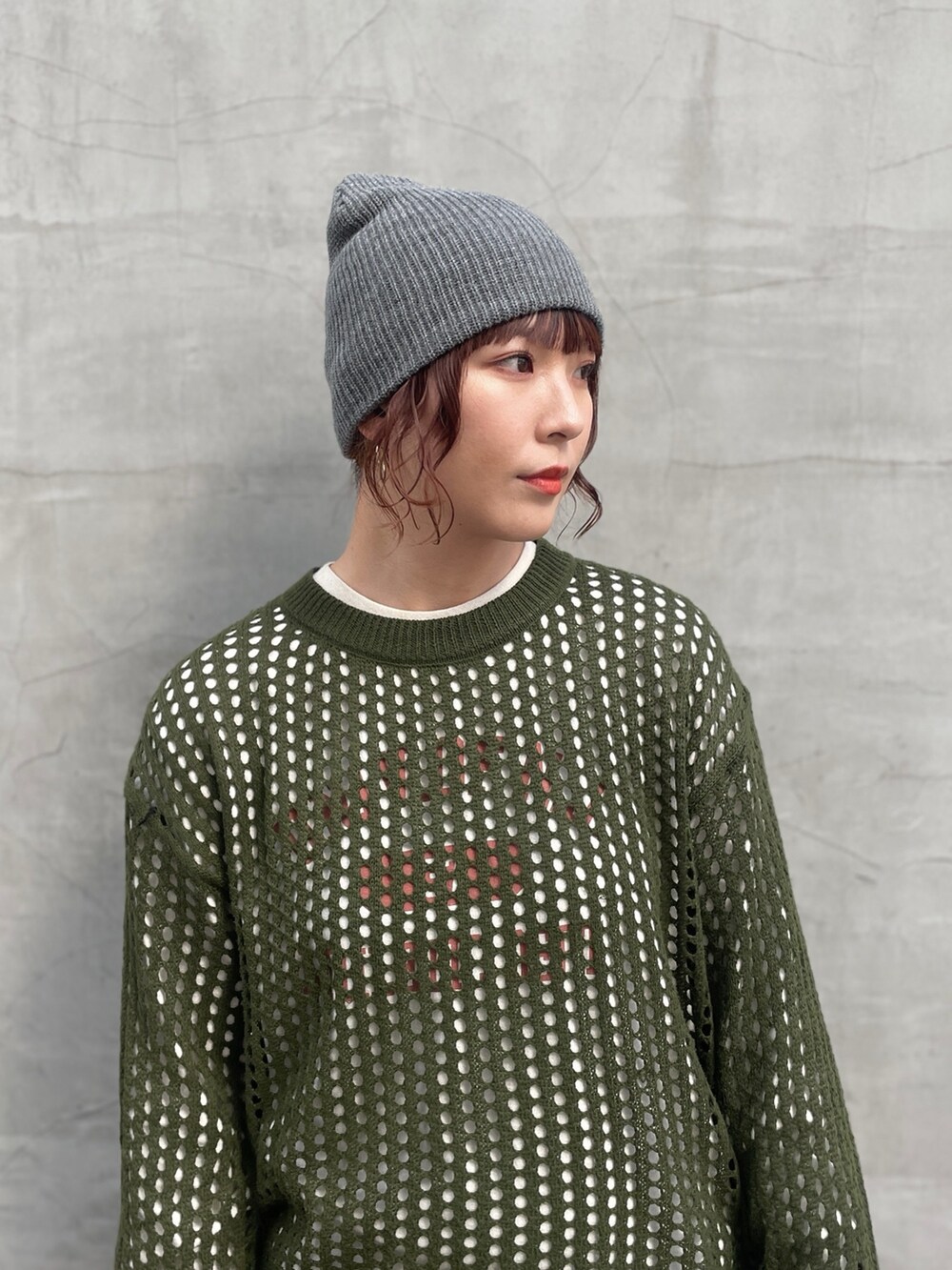 「重ね着ベストシーズン、ニット、ストリート、カーゴパンツ、レイヤードスタイル、おしゃれさんと繋がりたい、ビーニー、ニット帽、グレー、メッシュ、メンズライク、milsa、OVERRIDE、カーキ」｜「WaKsnapのアイテム（ニット/セーター、グリーン系）」を使った、まるさん（レディース・165cm）の秋コーディネートの2枚目の写真