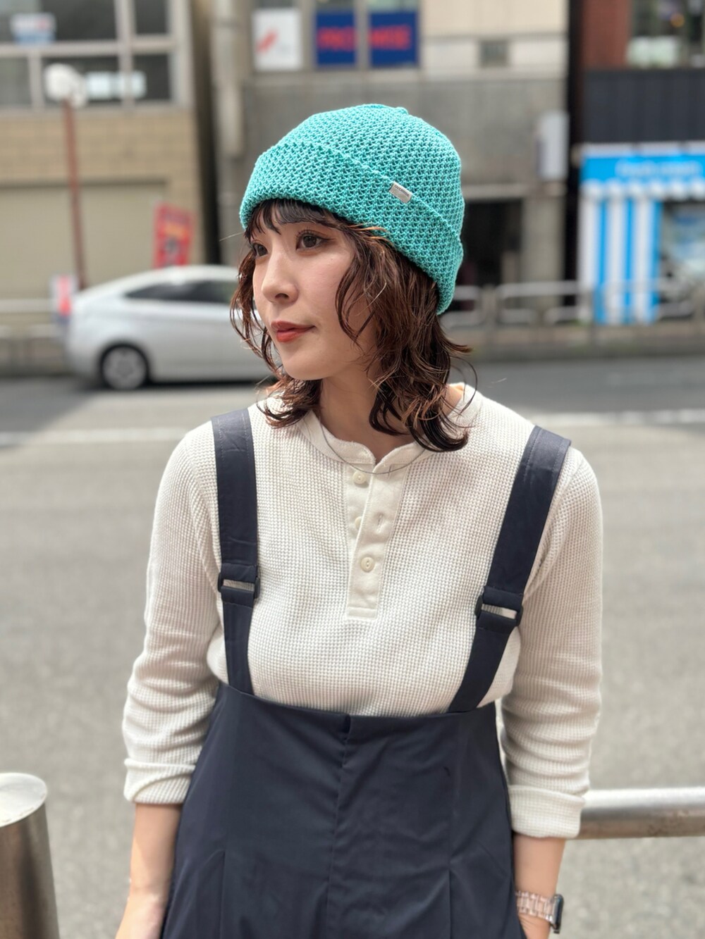 「お出かけコーデ、スニーカー、きれいめカジュアル、オトナカジュアル、シンプルコーデ、カジュアルコーデ、オーバーオール、サロペット、帽子、ビーニー、春コーデ、OVERRIDE」｜「HANNEのサスペンダートラウザー（サロペット/オーバーオール、ブルー系）」を使った、まるさん（レディース・165cm）の春コーディネートの2枚目の写真