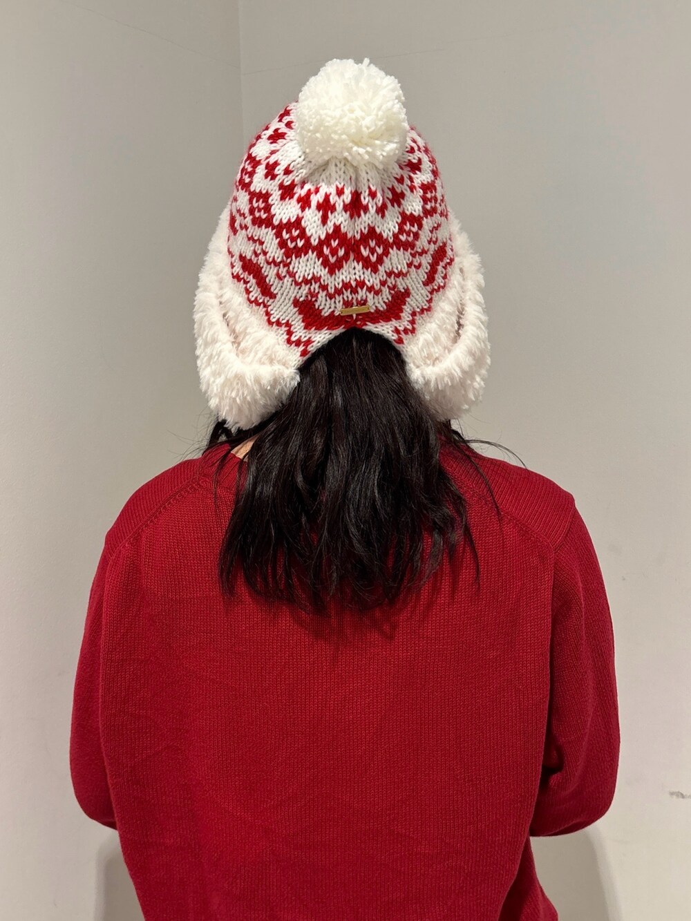 ホワイト系のハットを着用したレディースの秋コーディネートの4枚目の写真