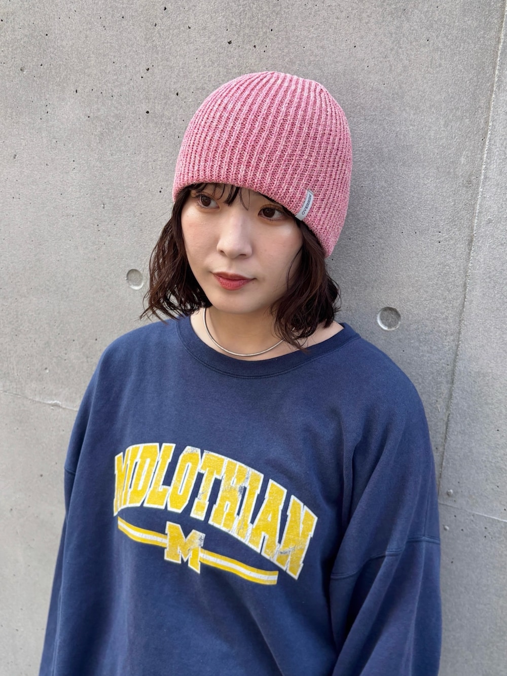「ニット帽、古着MIX、スニーカー、オトナカジュアル、カジュアル、ビーニー、OVERRIDE、トレーナー、春コーデ、カジュアルコーデ、パンツスタイル」｜「OVERRIDEのOVERRIDE  GIMAMIX SHORT BEANIE SGP / オーバーライド（ニットキャップ/ビーニー、ピンク系）」を使った、まるさん（レディース・165cm）の冬コーディネートの2枚目の写真