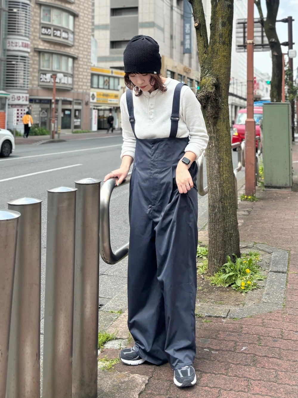 「お出かけコーデ、スニーカー、きれいめカジュアル、オトナカジュアル、シンプルコーデ、カジュアルコーデ、オーバーオール、サロペット、帽子、ビーニー、春コーデ、OVERRIDE」｜「HANNEのサスペンダートラウザー（サロペット/オーバーオール、ブルー系）」を使った、まるさん（レディース・165cm）の春コーディネートの3枚目の写真