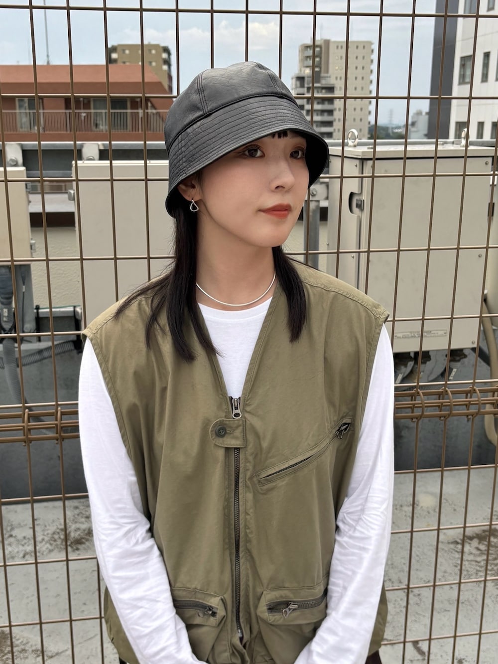 「アウトドアスタイル、カーキ、秋っぽコーデ更新中、ベスト、秋コーデ、スウェット、スウェットパンツ、UNIQLO、バケットハット、帽子、フェイクレザー、OVERRIDE、メンズライク、ノームコア」｜「OVERRIDEのOVERRIDE  FAKE LEATHER GOBHAT SGP / オーバーライド（ハット、ブラック系）」を使った、まるさん（レディース・165cm）の秋コーディネートの2枚目の写真
