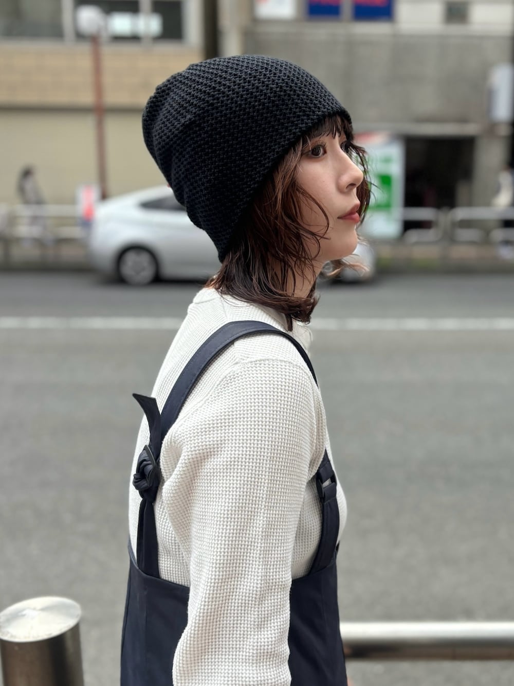 「お出かけコーデ、スニーカー、きれいめカジュアル、オトナカジュアル、シンプルコーデ、カジュアルコーデ、オーバーオール、サロペット、帽子、ビーニー、春コーデ、OVERRIDE」｜「HANNEのサスペンダートラウザー（サロペット/オーバーオール、ブルー系）」を使った、まるさん（レディース・165cm）の春コーディネートの4枚目の写真