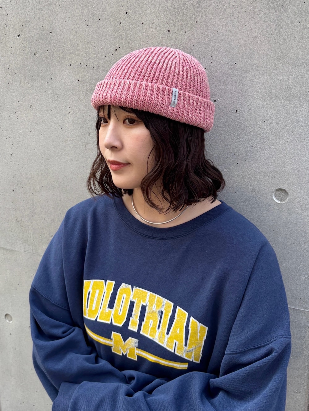 「ニット帽、古着MIX、スニーカー、オトナカジュアル、カジュアル、ビーニー、OVERRIDE、トレーナー、春コーデ、カジュアルコーデ、パンツスタイル」｜「OVERRIDEのOVERRIDE  GIMAMIX SHORT BEANIE SGP / オーバーライド（ニットキャップ/ビーニー、ピンク系）」を使った、まるさん（レディース・165cm）の冬コーディネートの3枚目の写真
