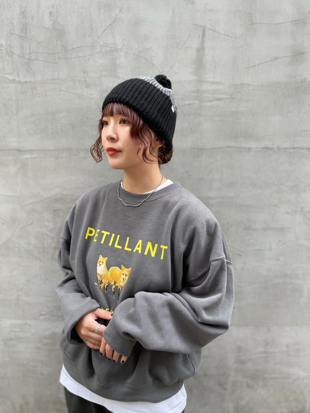 「秋服まるっと大公開、秋コーデ、大人女子、メンズライク、トレーナー、ニット帽、帽子、スニーカー、OVERRIDE、カジュアルコーデ、シンプルコーデ、グレー、ワントーンコーデ、パンツスタイル、23AW秋の新作」｜「Chillfarのキタキツネスウェット（スウェット、グレー系）」を使った、まるさん（レディース・165cm）の秋コーディネートの2枚目の写真