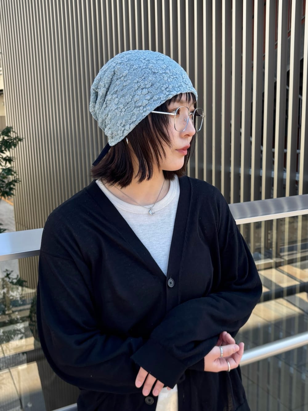 ブルー系のニットキャップ/ビーニーを着用したレディースの春コーディネートの2枚目の写真