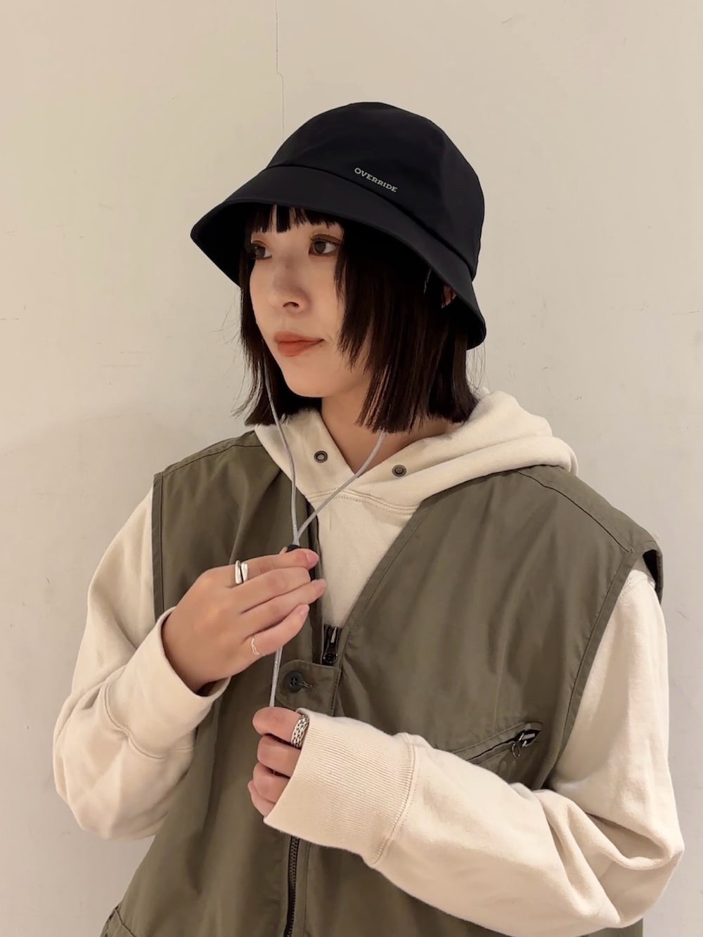 「おしゃ見えテクニック、秋コーデ、お出かけコーデ、スウェット、おしゃれさんと繋がりたい、UNIQLO、カジュアル、メンズライク、ベスト、メトロハット、撥水、OVERRIDE、帽子」｜「OVERRIDEのOVERRIDE  REN WEATHERPROOF HAT / オーバーライド（ハット、ブラック系）」を使った、まるさん（レディース・165cm）の秋コーディネートの2枚目の写真