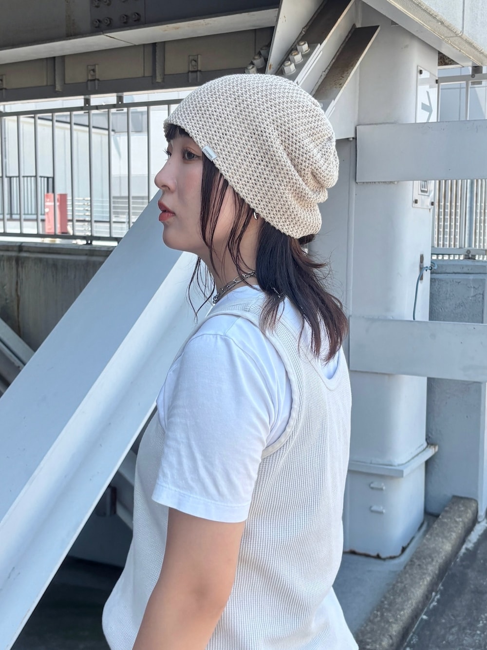 ベージュ系のサンダル、ベージュ系のニットキャップ/ビーニーを着用したレディースの夏コーディネートの3枚目の写真