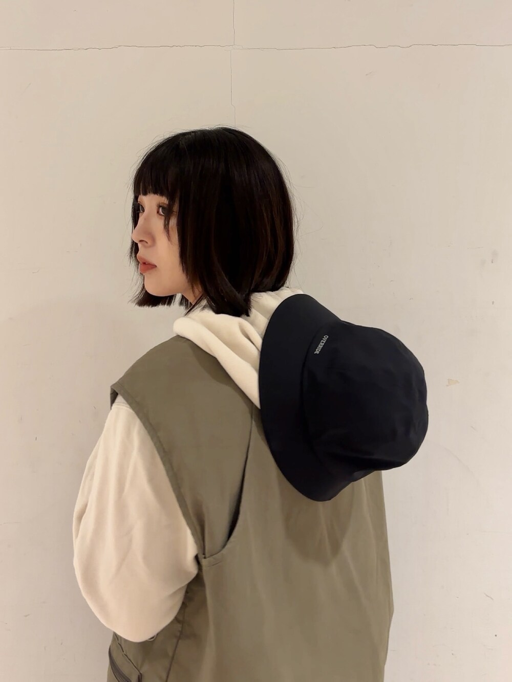 「おしゃ見えテクニック、秋コーデ、お出かけコーデ、スウェット、おしゃれさんと繋がりたい、UNIQLO、カジュアル、メンズライク、ベスト、メトロハット、撥水、OVERRIDE、帽子」｜「OVERRIDEのOVERRIDE  REN WEATHERPROOF HAT / オーバーライド（ハット、ブラック系）」を使った、まるさん（レディース・165cm）の秋コーディネートの3枚目の写真