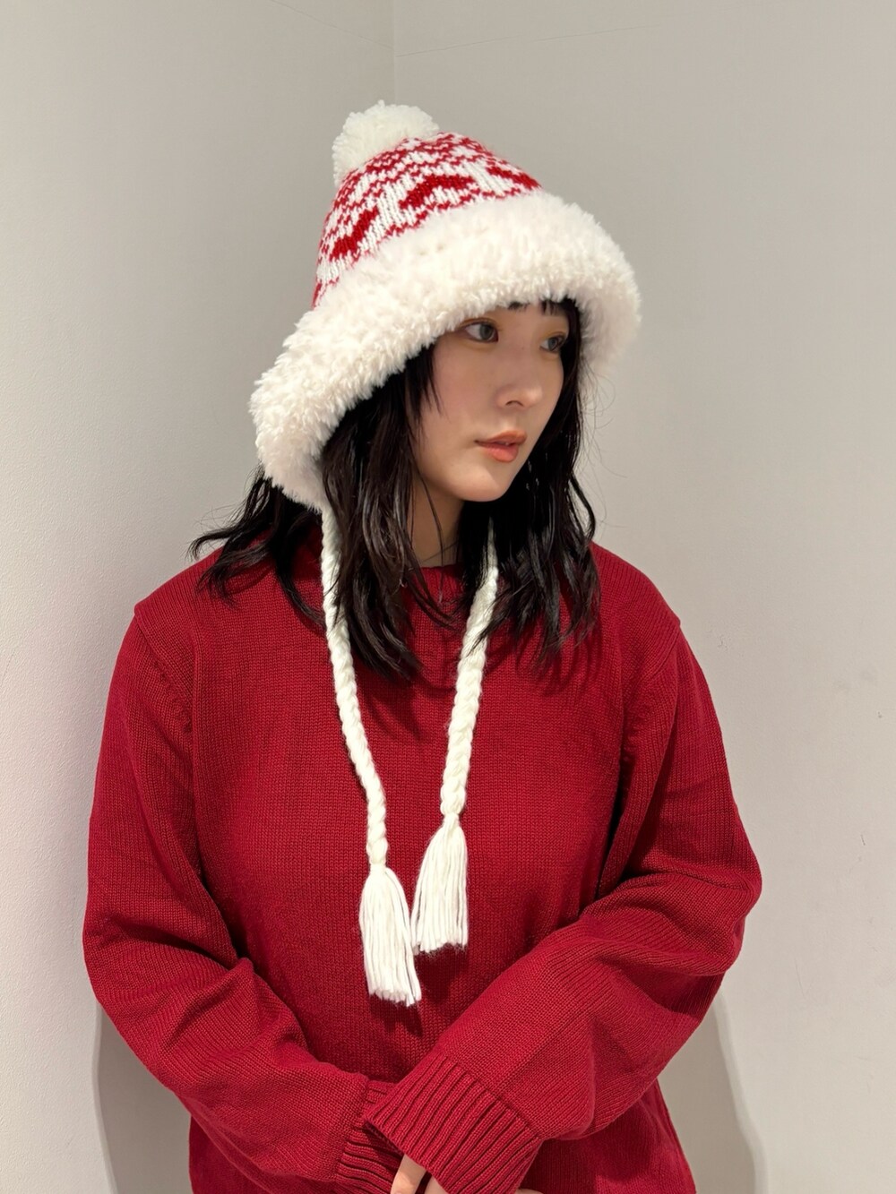 ホワイト系のハットを着用したレディースの秋コーディネートの2枚目の写真