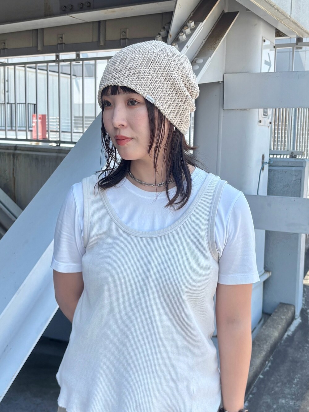 ベージュ系のサンダル、ベージュ系のニットキャップ/ビーニーを着用したレディースの夏コーディネートの2枚目の写真