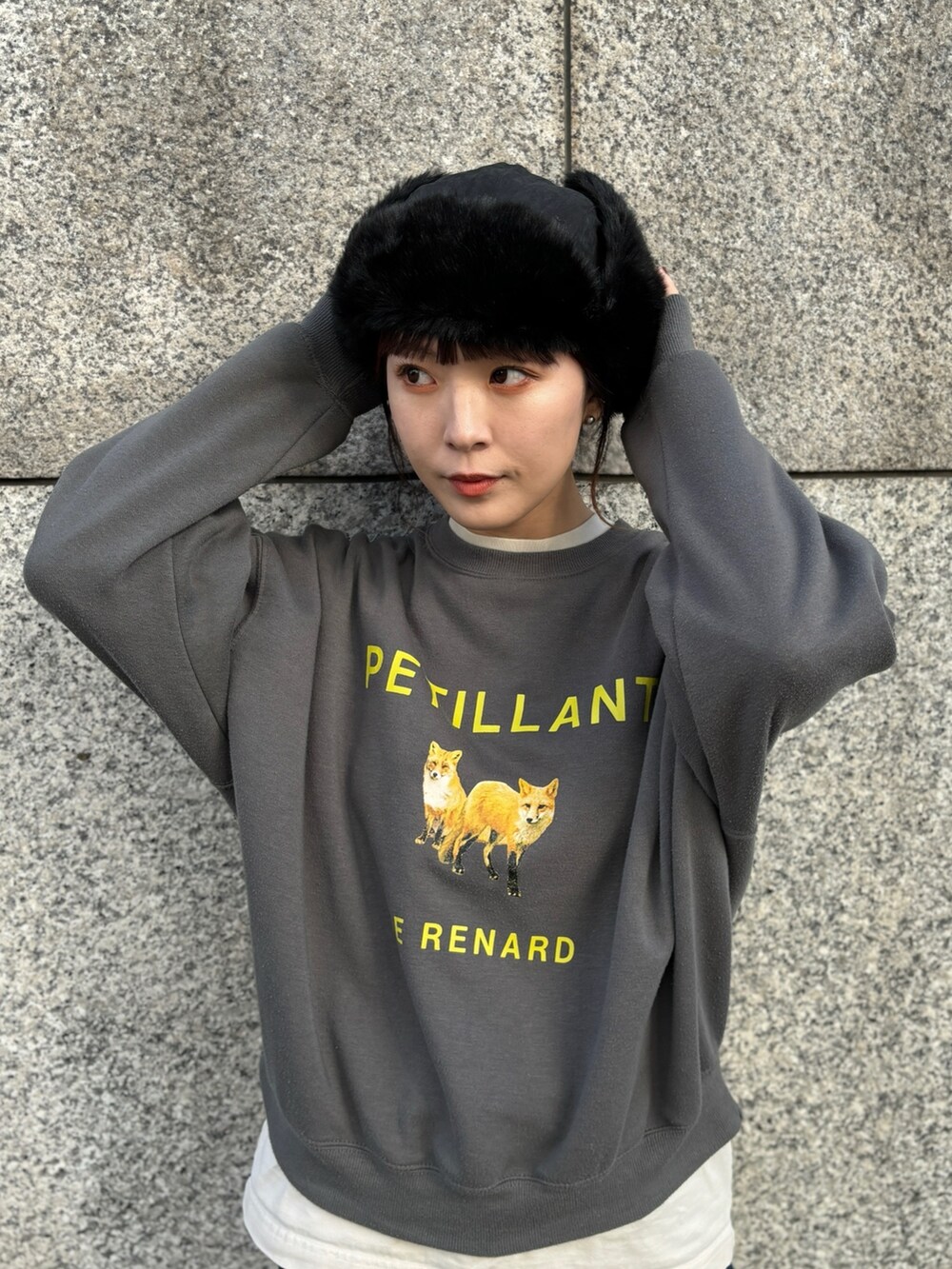 「ストリート、デニム、オトナカジュアル、シンプルコーデ、おしゃれさんと繋がりたい、プチプラ、秋冬コーデ、OVERRIDE、ORNERTE、トラッパーハット、フライトキャップ、もこもこ、帽子、ママコーデ」｜「ORNERTEの【ORNERTE】[WEB限定] サイズが選べるフライトキャップ（キャップ、ブラック系）」を使った、まるさん（レディース・165cm）の冬コーディネートの2枚目の写真