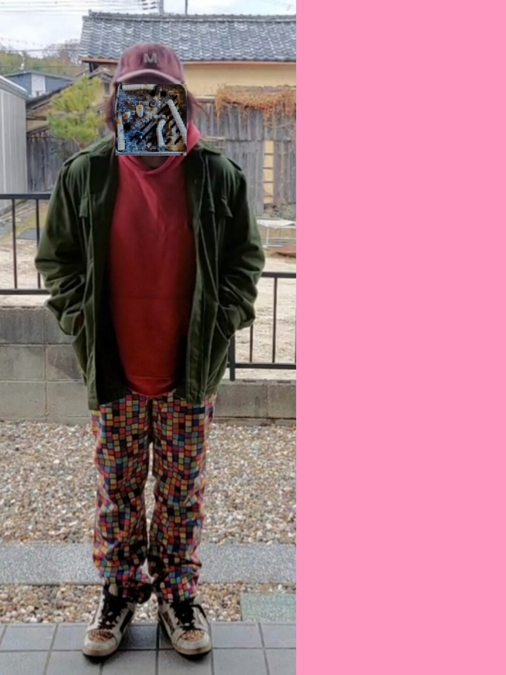 グリーン系のミリタリージャケット、レッド系のパーカー、その他のデニムパンツを着用したメンズの冬コーディネートの3枚目の写真