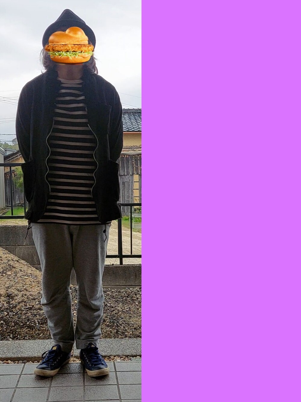 ブラック系のノーカラージャケット、ホワイト系のニット/セーター、グレー系のスウェットパンツを着用したメンズの春コーディネートの3枚目の写真