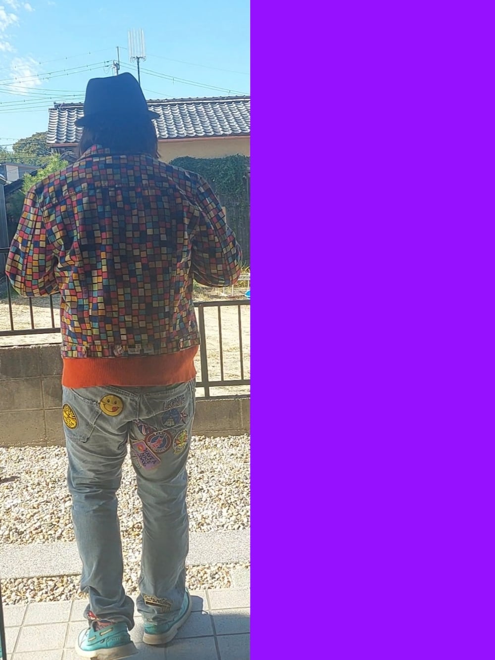 その他のデニムジャケット、オレンジ系のカーディガン/ボレロ、ブラウン系のTシャツ/カットソーを着用したメンズの秋コーディネートの2枚目の写真