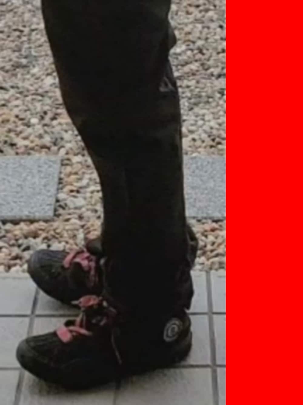 ホワイト系のTシャツ/カットソー、ブラック系のTシャツ/カットソー、ブラック系のチノパンツを着用したメンズの秋コーディネートの3枚目の写真