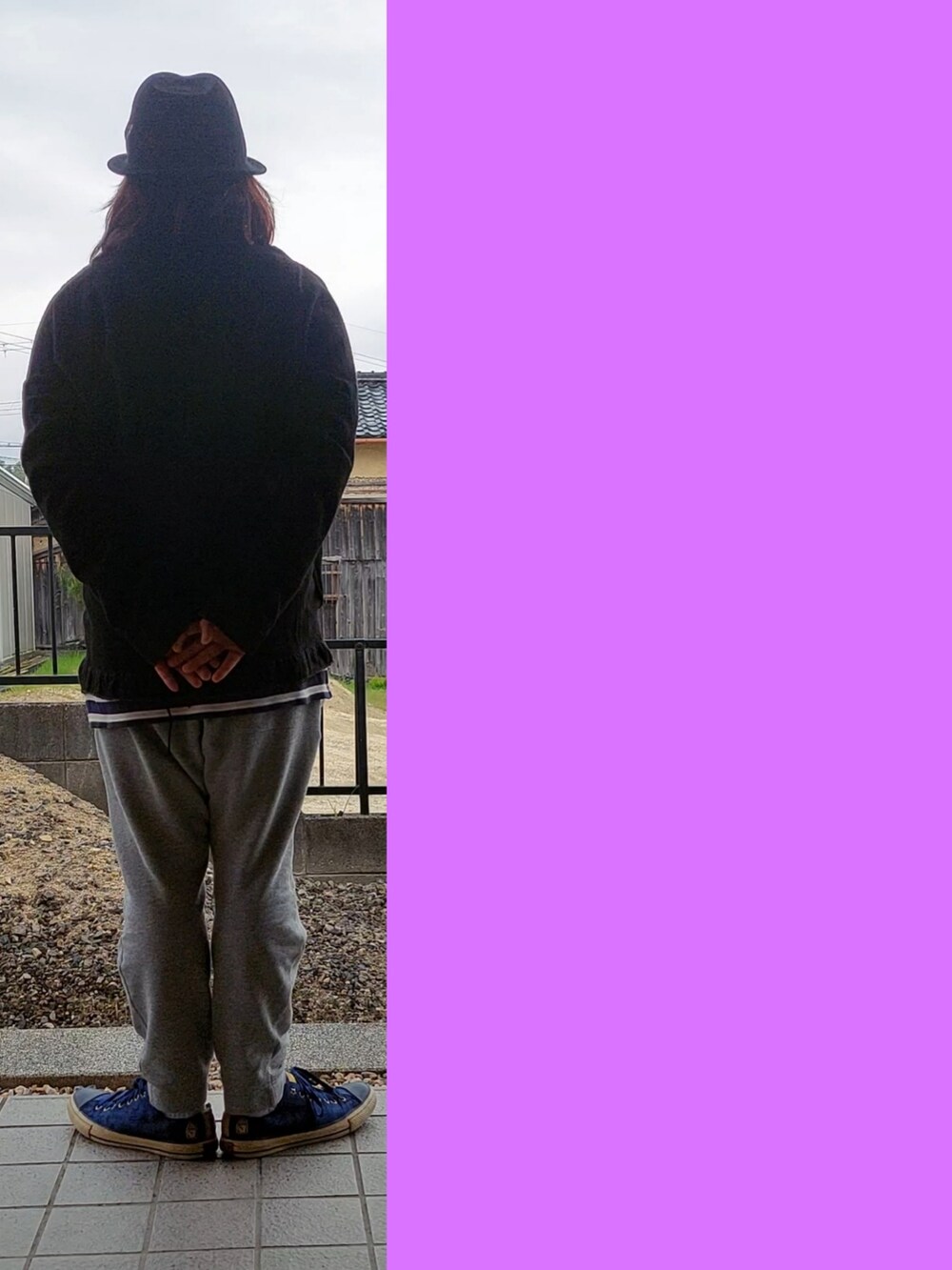 ブラック系のノーカラージャケット、ホワイト系のニット/セーター、グレー系のスウェットパンツを着用したメンズの春コーディネートの2枚目の写真