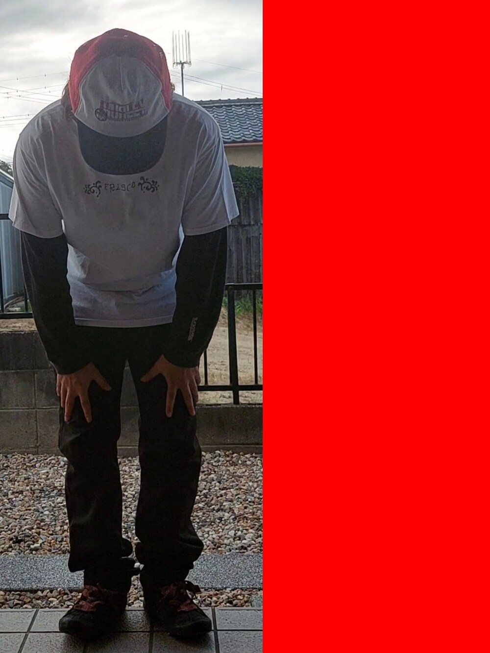 ホワイト系のTシャツ/カットソー、ブラック系のTシャツ/カットソー、ブラック系のチノパンツを着用したメンズの秋コーディネートの2枚目の写真