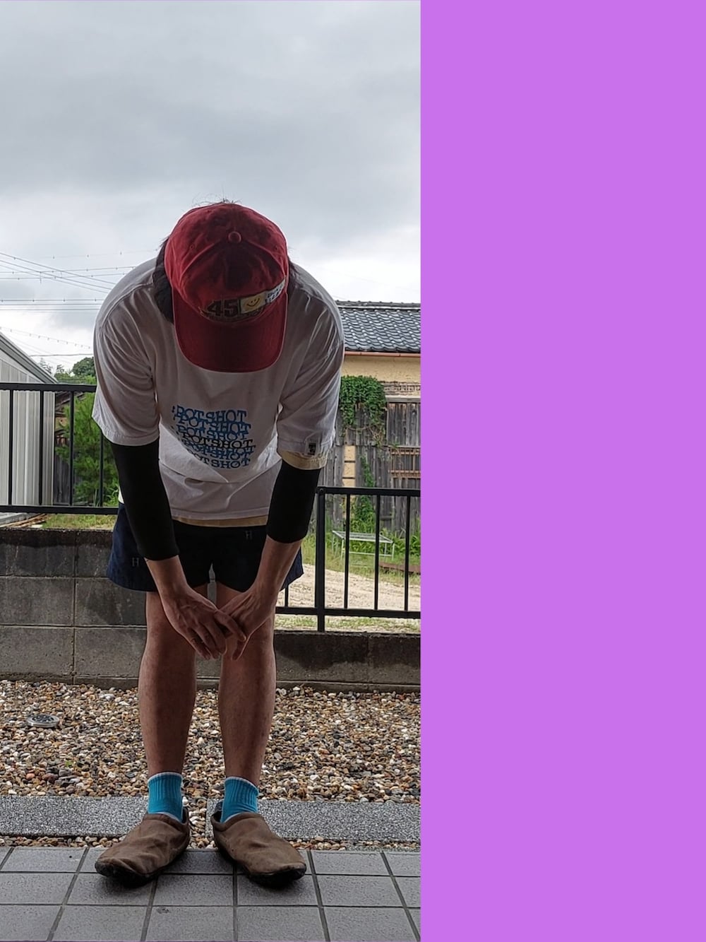 ホワイト系のTシャツ/カットソー、イエロー系のTシャツ/カットソー、ブルー系のその他パンツを着用したメンズの夏コーディネートの3枚目の写真