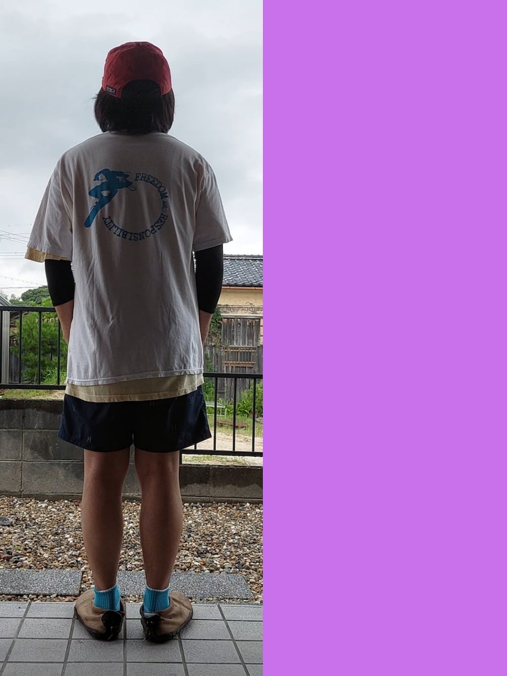 ホワイト系のTシャツ/カットソー、イエロー系のTシャツ/カットソー、ブルー系のその他パンツを着用したメンズの夏コーディネートの2枚目の写真