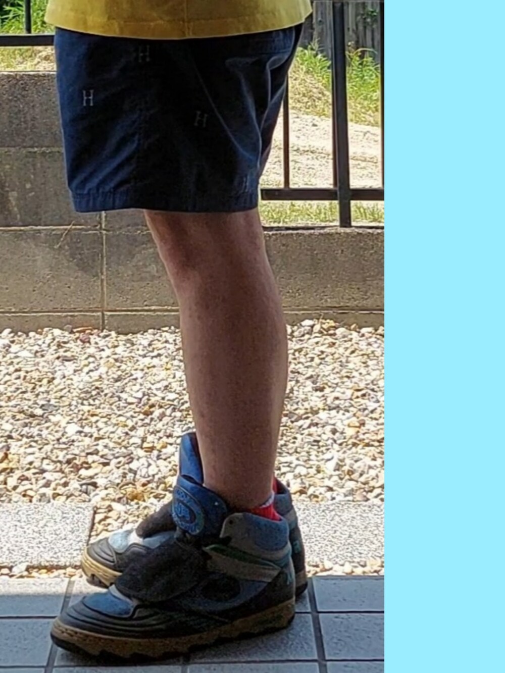 イエロー系のTシャツ/カットソー、オレンジ系のTシャツ/カットソー、ブルー系のその他パンツを着用したメンズの夏コーディネートの3枚目の写真