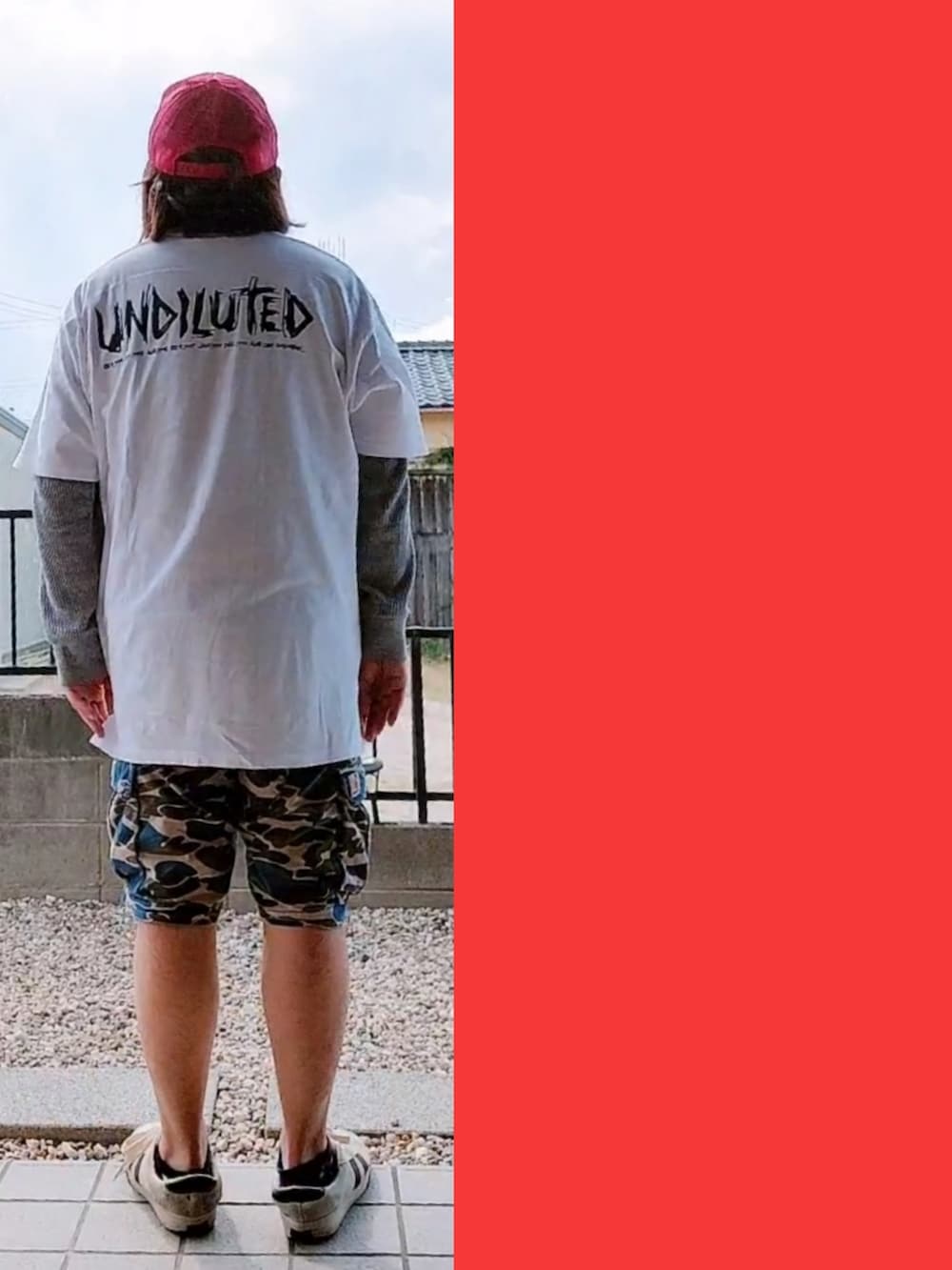 ホワイト系のTシャツ/カットソー、グレー系のTシャツ/カットソー、グリーン系のカーゴパンツを着用したメンズの夏コーディネートの2枚目の写真