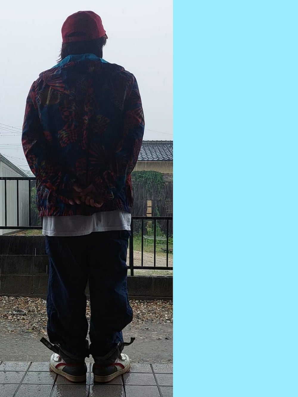 「雨コーデ、ガーデニング、作業着、ナイロンパーカー、カーゴパンツ、ナイロンパンツ、ビッグT、オーバーサイズ、スニーカー、エイリアンスタンパー、復刻、柄、メッシュキャップ、🎙️HI-STANDARD 🎵Rain forever」｜「VOLCOMのアイテム（ナイロンジャケット、その他）」を使った、Neggyさん（メンズ・165cm）の夏コーディネートの3枚目の写真