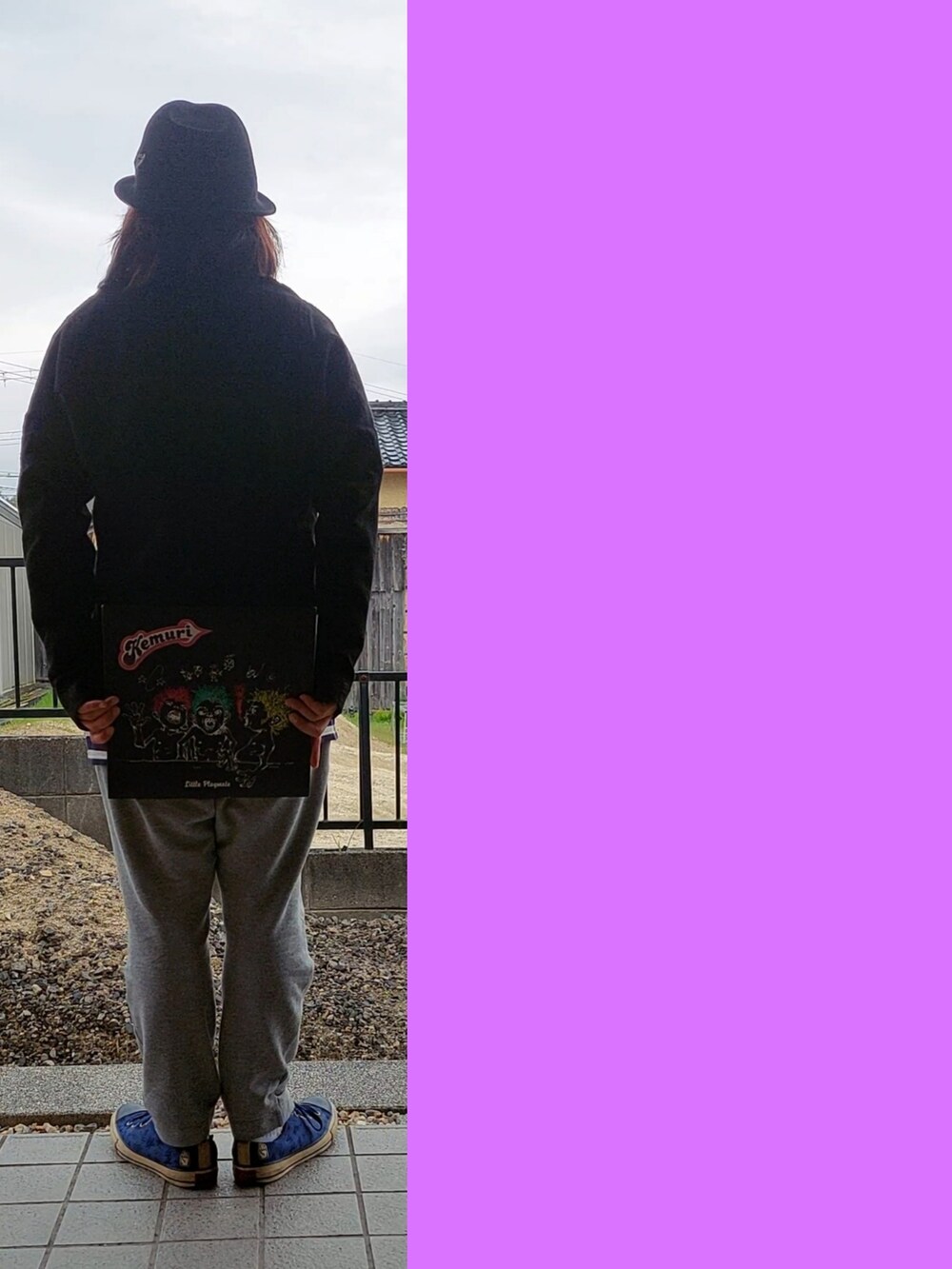 ブラック系のノーカラージャケット、ホワイト系のニット/セーター、グレー系のスウェットパンツを着用したメンズの春コーディネートの4枚目の写真