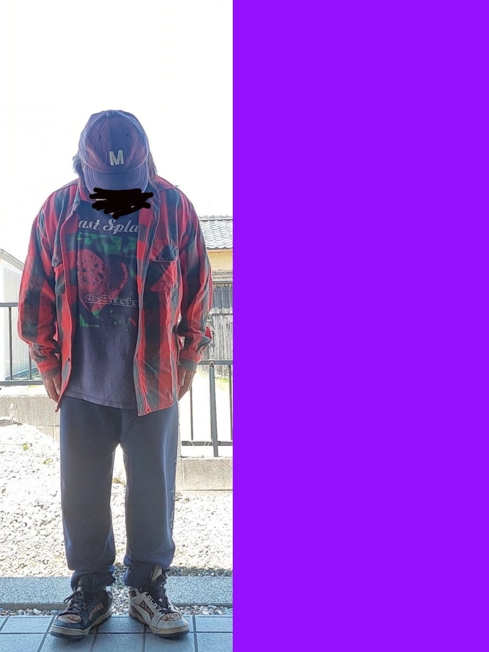 ブルー系のTシャツ/カットソー、レッド系のシャツ/ブラウス、ブラック系のTシャツ/カットソーを着用したメンズの春コーディネートの2枚目の写真