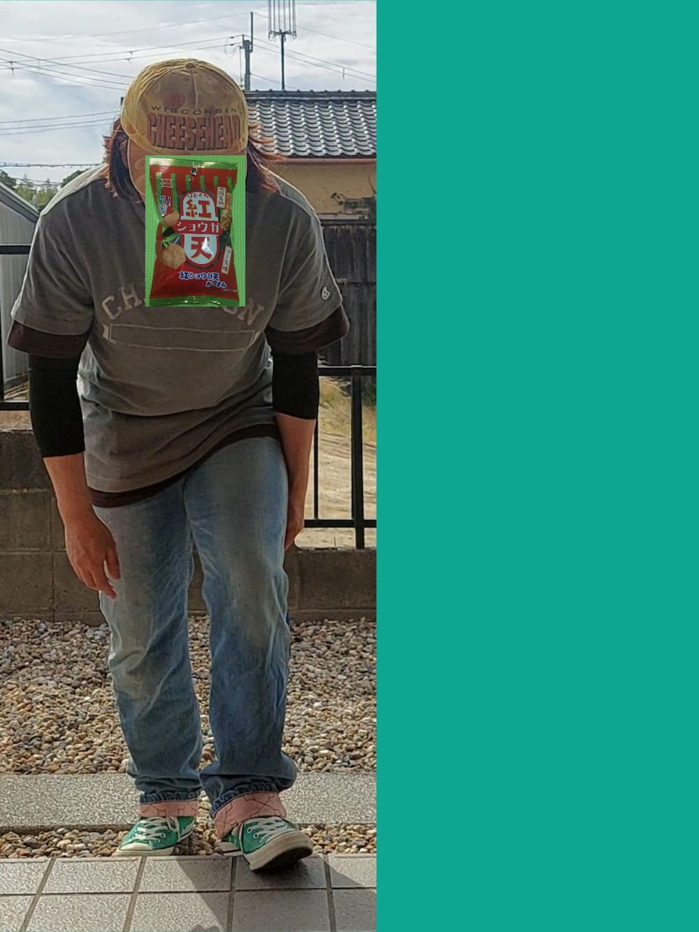 グリーン系のTシャツ/カットソー、ブラウン系のTシャツ/カットソー、ブルー系のデニムパンツを着用したメンズの夏コーディネートの2枚目の写真