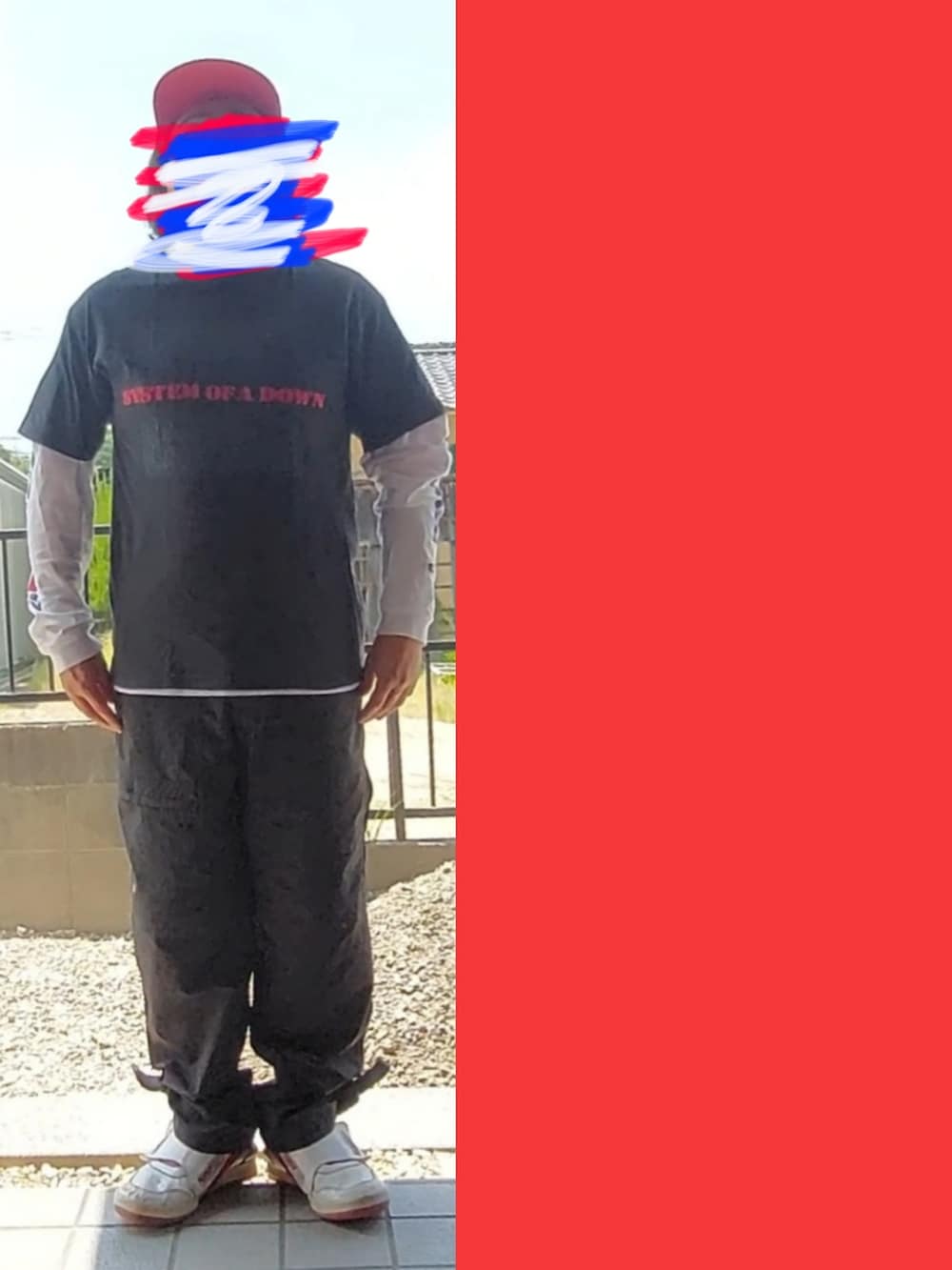 ブラック系のTシャツ/カットソー、ホワイト系のTシャツ/カットソー、ブラック系のカーゴパンツを着用したメンズの夏コーディネートの2枚目の写真