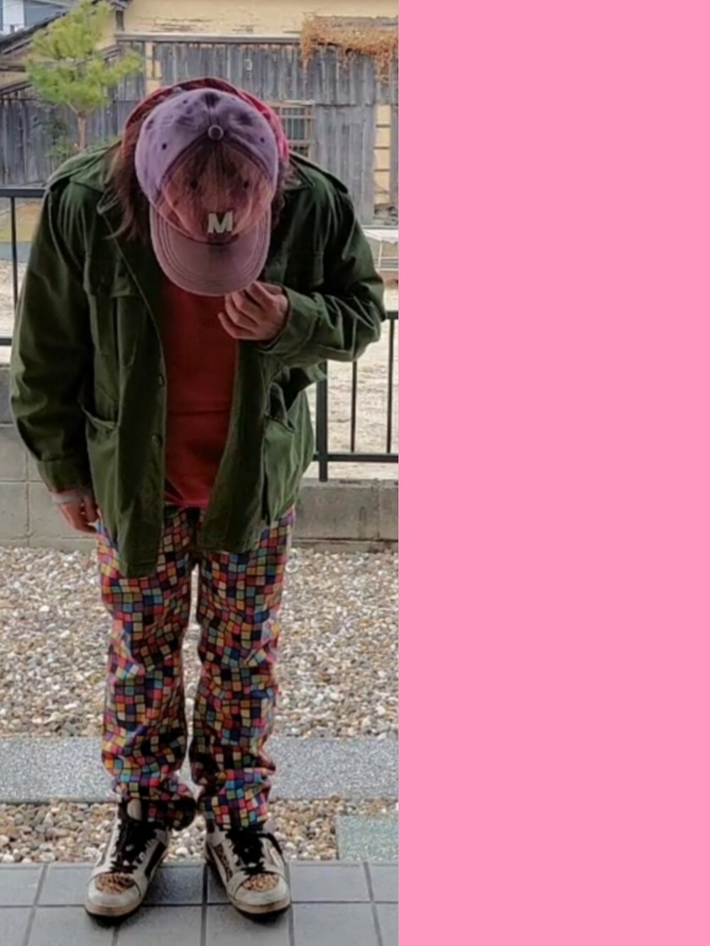 グリーン系のミリタリージャケット、レッド系のパーカー、その他のデニムパンツを着用したメンズの冬コーディネートの2枚目の写真