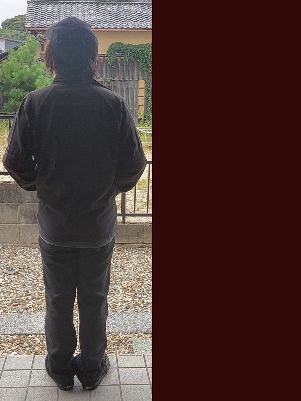 ブラック系のブルゾン、ブラック系のTシャツ/カットソー、ブラック系のその他パンツを着用したメンズの秋コーディネートの3枚目の写真