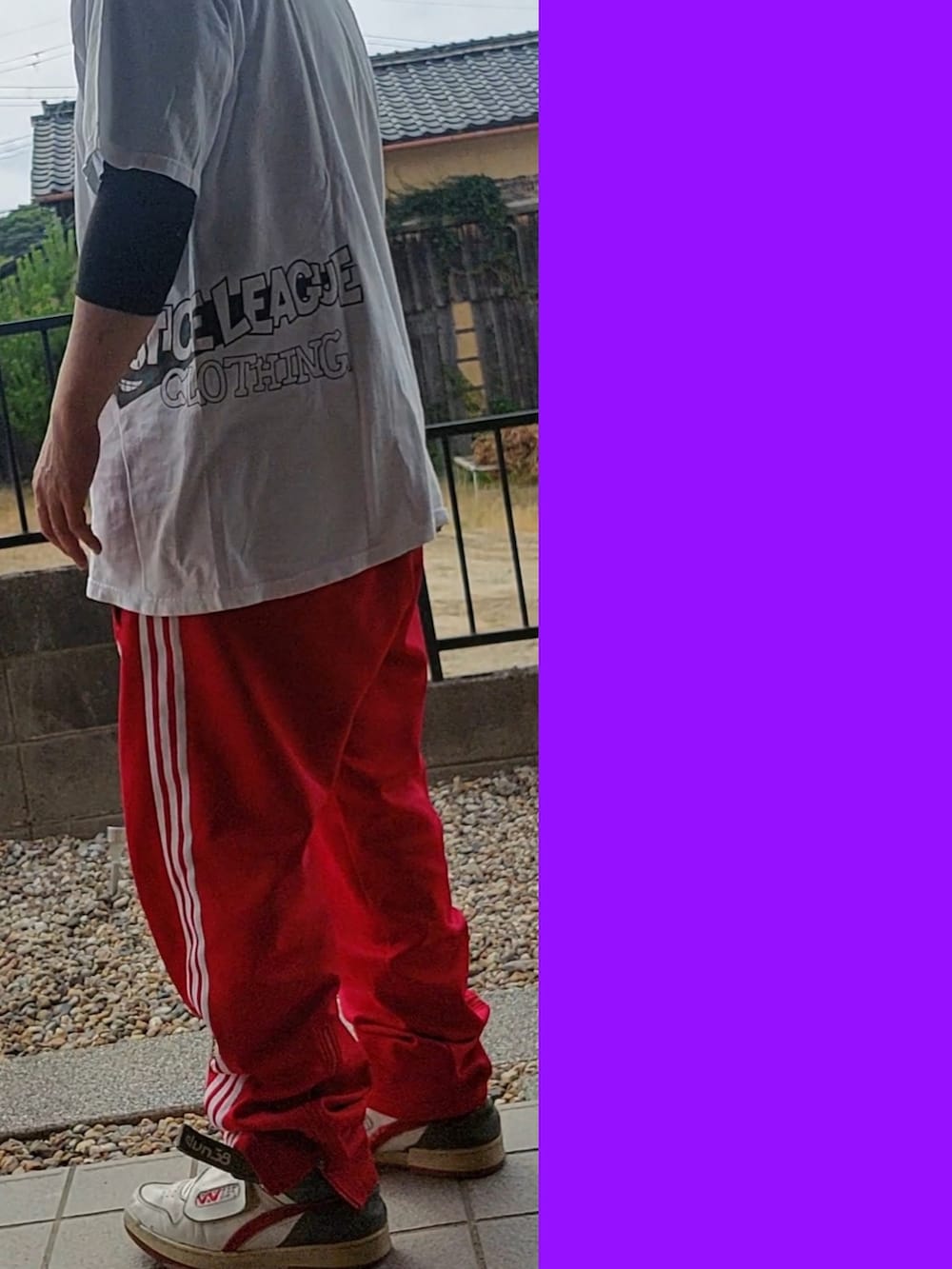 ホワイト系のTシャツ/カットソー、ホワイト系のTシャツ/カットソー、ブラウン系のTシャツ/カットソーを着用したメンズの夏コーディネートの2枚目の写真