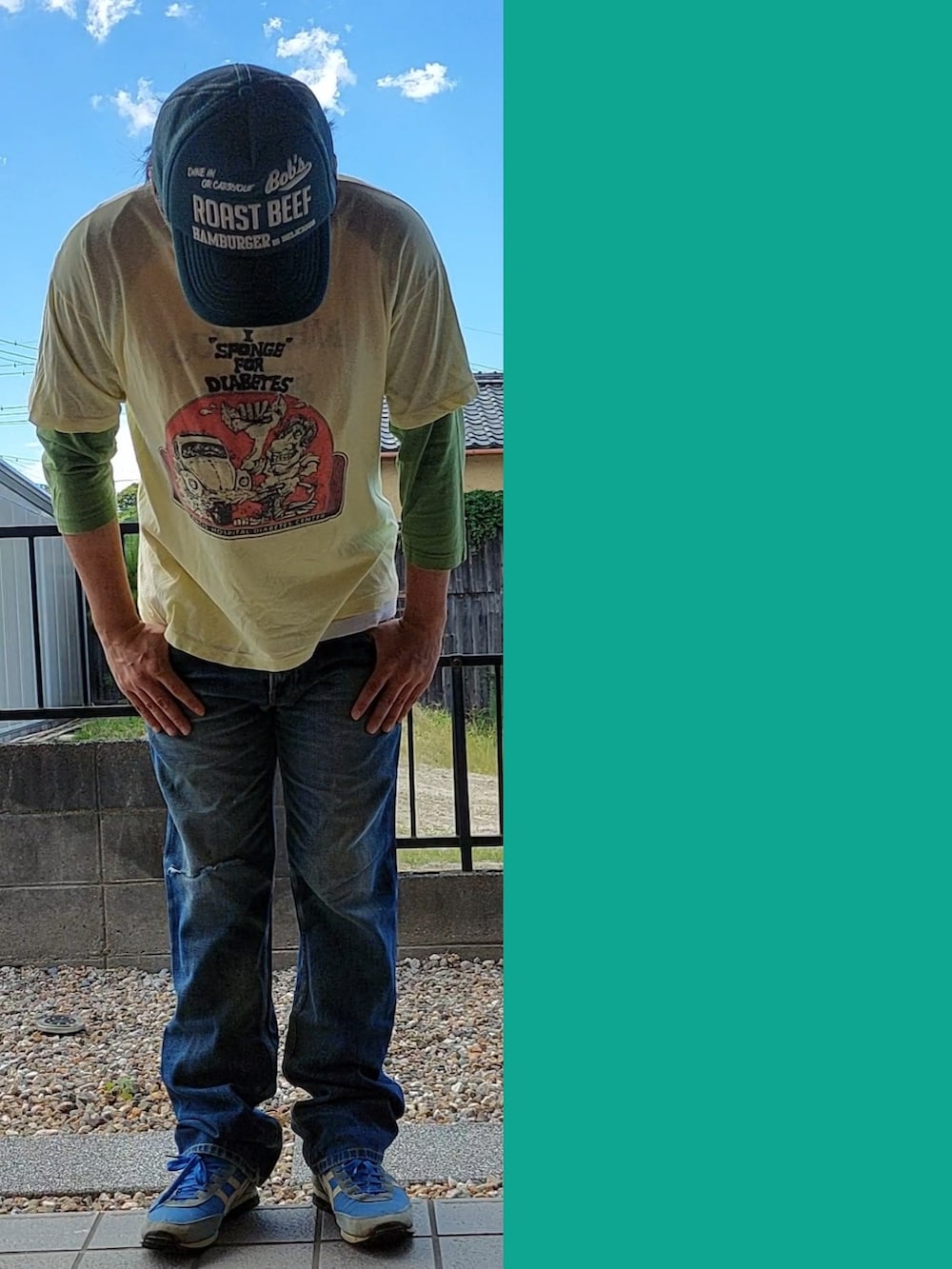 イエロー系のTシャツ/カットソー、グリーン系のTシャツ/カットソー、ブルー系のデニムパンツを着用したメンズの夏コーディネートの4枚目の写真