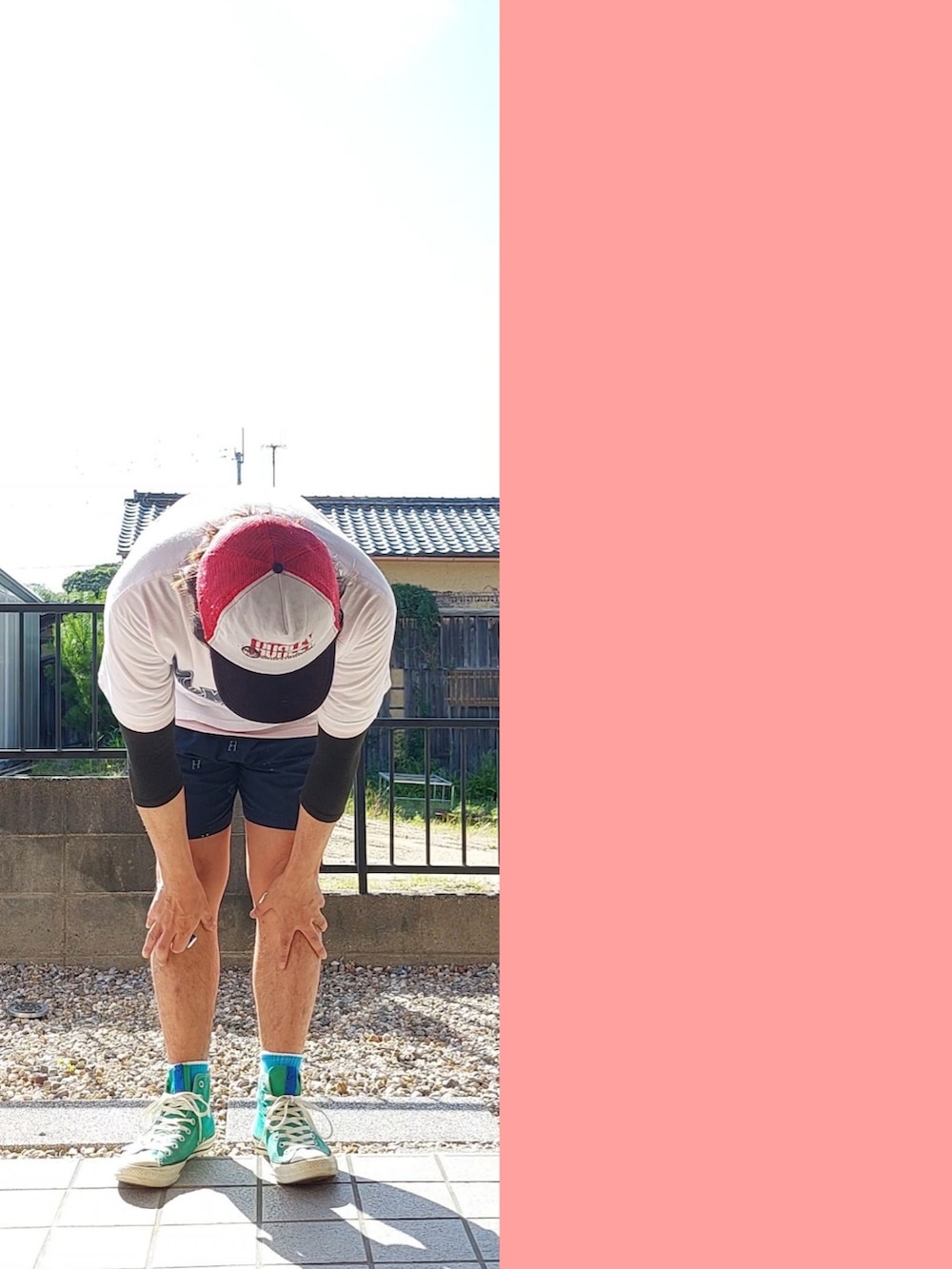 ホワイト系のTシャツ/カットソー、ピンク系のTシャツ/カットソー、ブルー系のその他パンツを着用したメンズの夏コーディネートの2枚目の写真