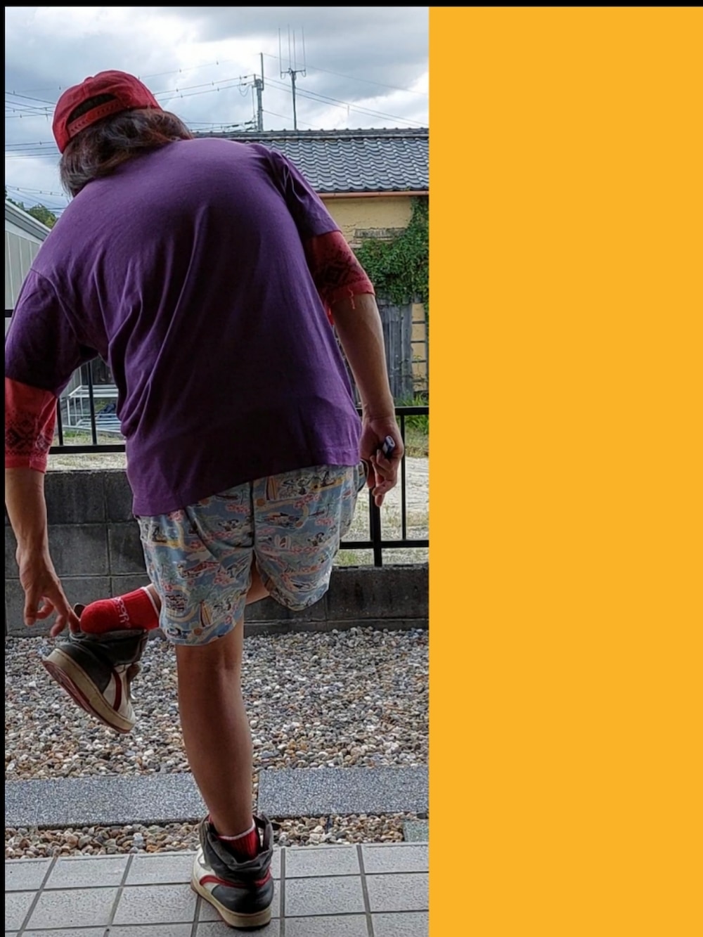 パープル系のTシャツ/カットソー、レッド系のTシャツ/カットソー、ブルー系のその他パンツを着用したメンズの秋コーディネートの2枚目の写真