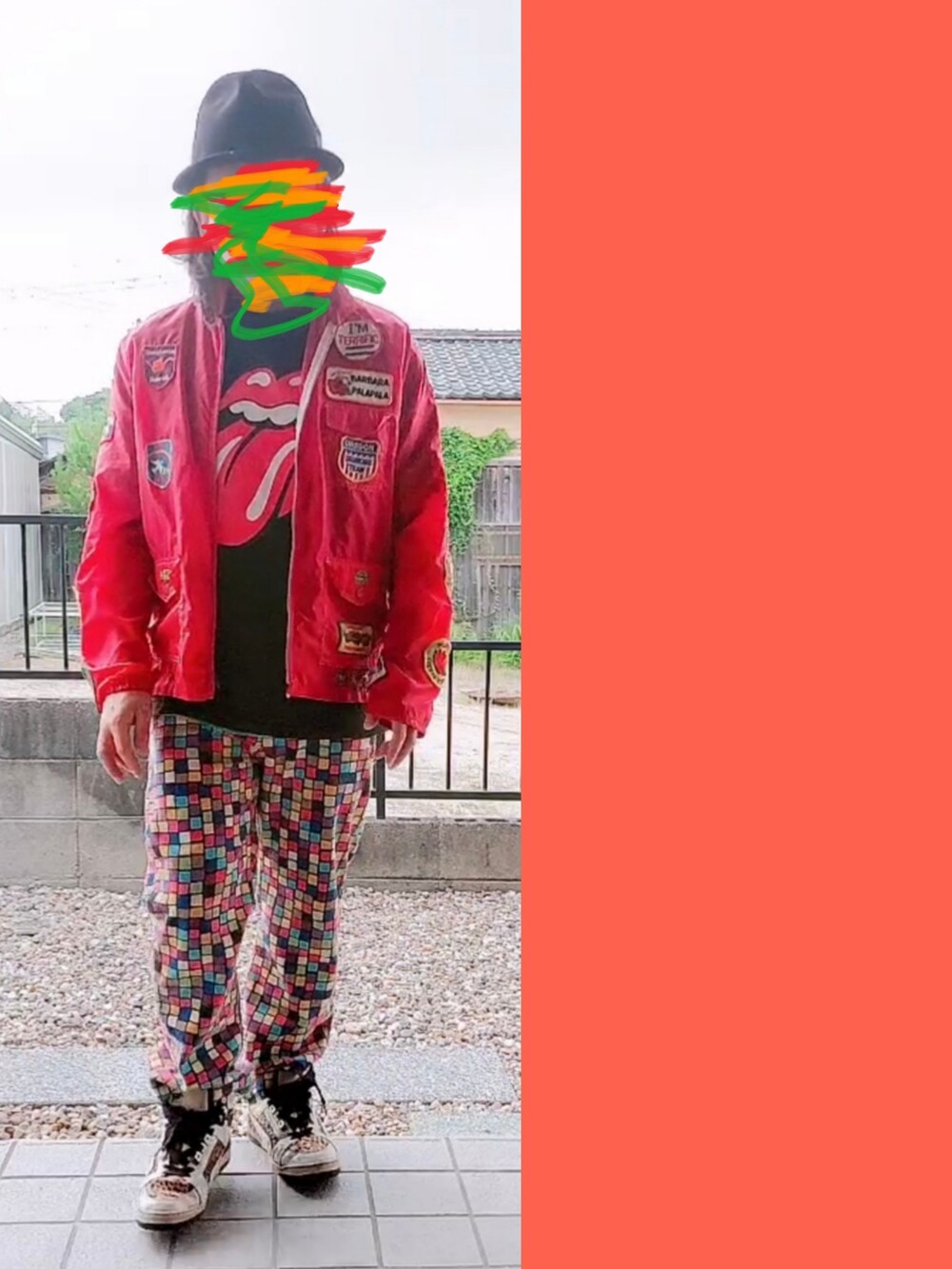 レッド系のナイロンジャケット、ブラック系のTシャツ/カットソー、その他のデニムパンツを着用したメンズの夏コーディネートの3枚目の写真