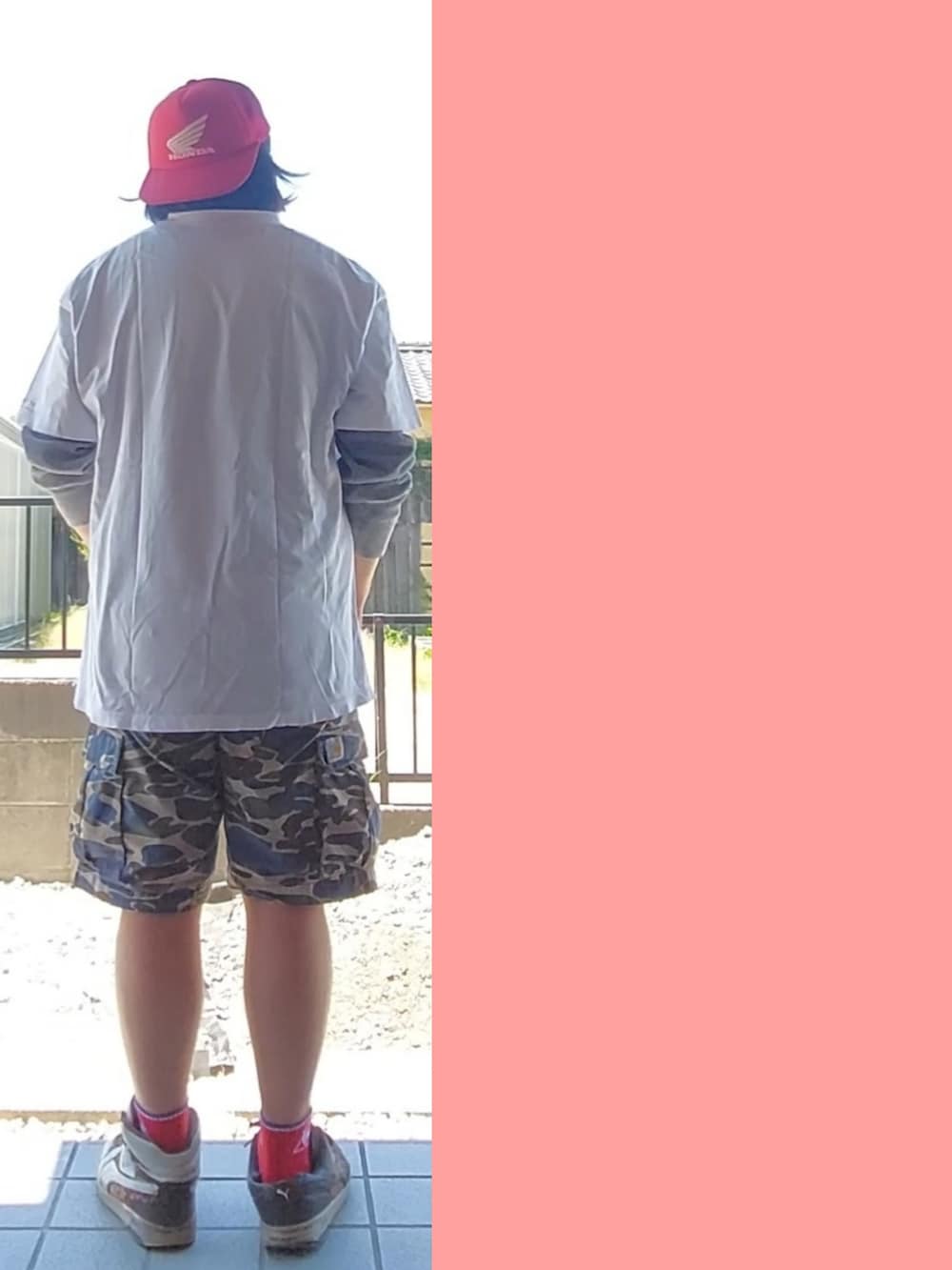 「白Tシャツ、stussy、Apple パロディ、ショートパンツ、迷彩、迷彩ショーツ、アシメトリー、PUMA　BEAST　ﾊｲ&ﾛｰ、靴下、メッシュキャップ、後ろかぶり、重ね着、夏コーデ、ビッグシルエット、プチプラ」｜「HONDAのアイテム（キャップ、レッド系）」を使った、Neggyさん（メンズ・165cm）の夏コーディネートの3枚目の写真